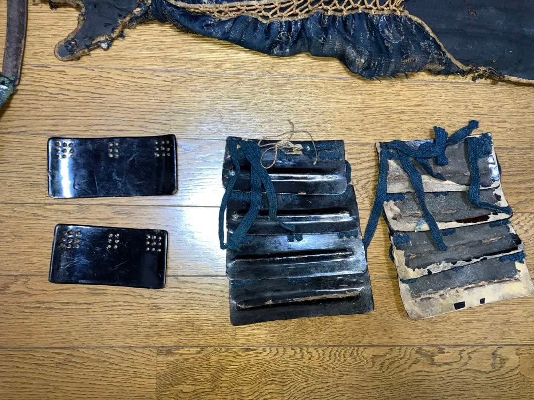 江戸期　甲冑の籠手、脛当て、草摺の部品セット