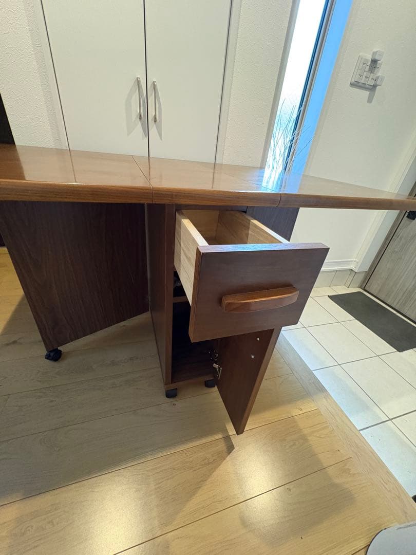 Ｔバタフライテーブル 折り畳み式 ウォールナット柄 島忠製キャスター付中古 美品