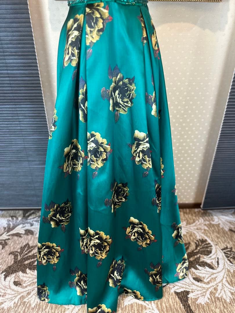 ターコイズ フラワープリント ハルターネック マキシドレス