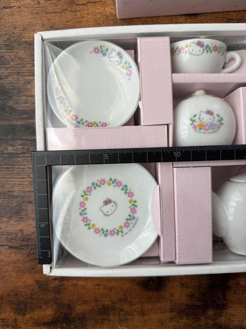 ハローキティの小さなティーセット　ミニチュア非売品