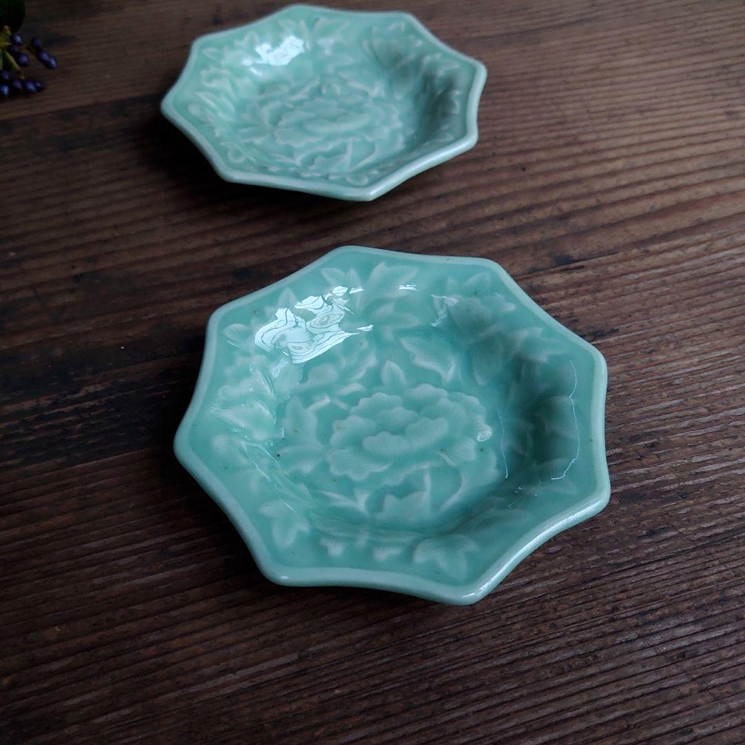 【ご成約】三田青磁 陽刻 花蝶文 八角小皿 と 骨董の器 おまとめ