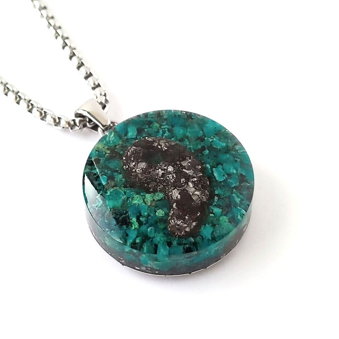 オルゴナイト｜強力パワー！！鉄質隕石×エリートシュンガイトの勾玉×クリソコラ