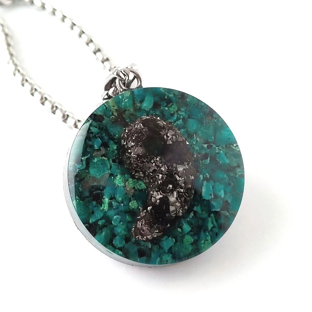 オルゴナイト｜強力パワー！！鉄質隕石×エリートシュンガイトの勾玉×クリソコラ