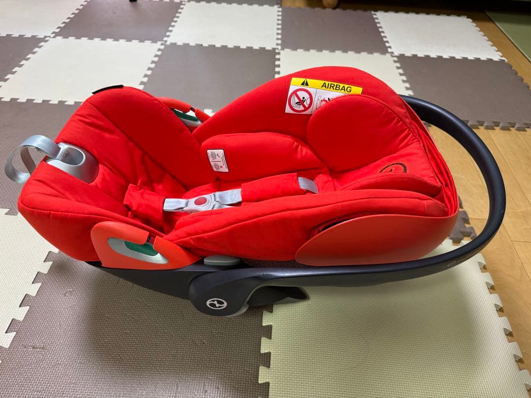 赤いチャイルドシート新生児用 CLOUD Z2 i-Size cybex