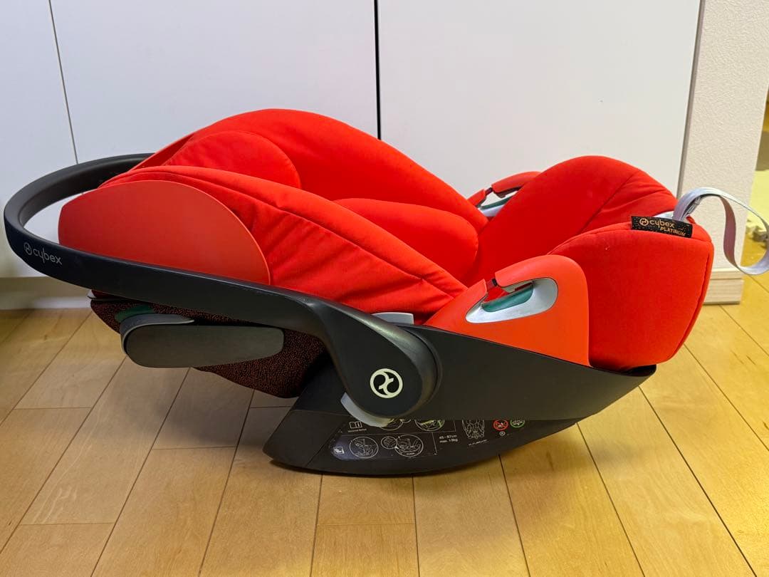 赤いチャイルドシート新生児用 CLOUD Z2 i-Size cybex