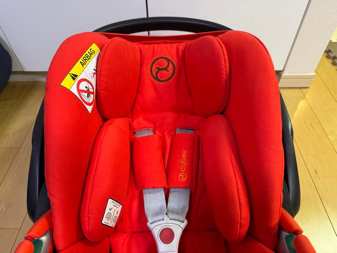 赤いチャイルドシート新生児用 CLOUD Z2 i-Size cybex