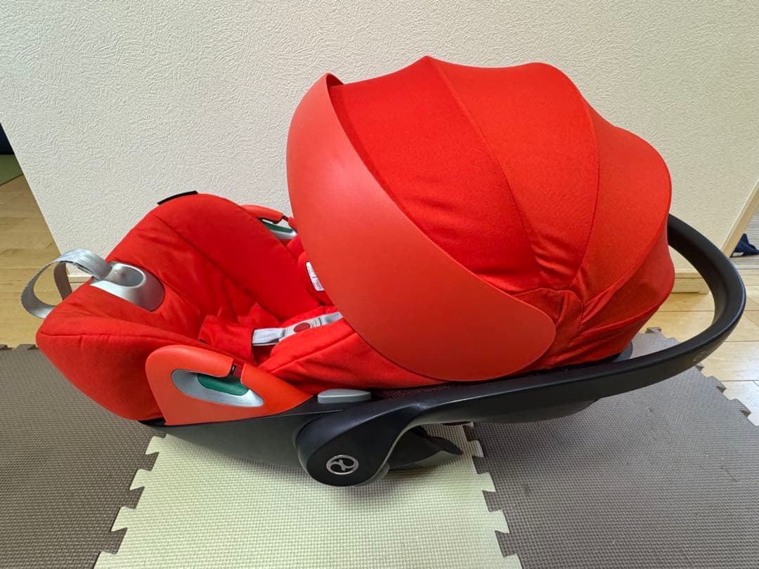 赤いチャイルドシート新生児用 CLOUD Z2 i-Size cybex