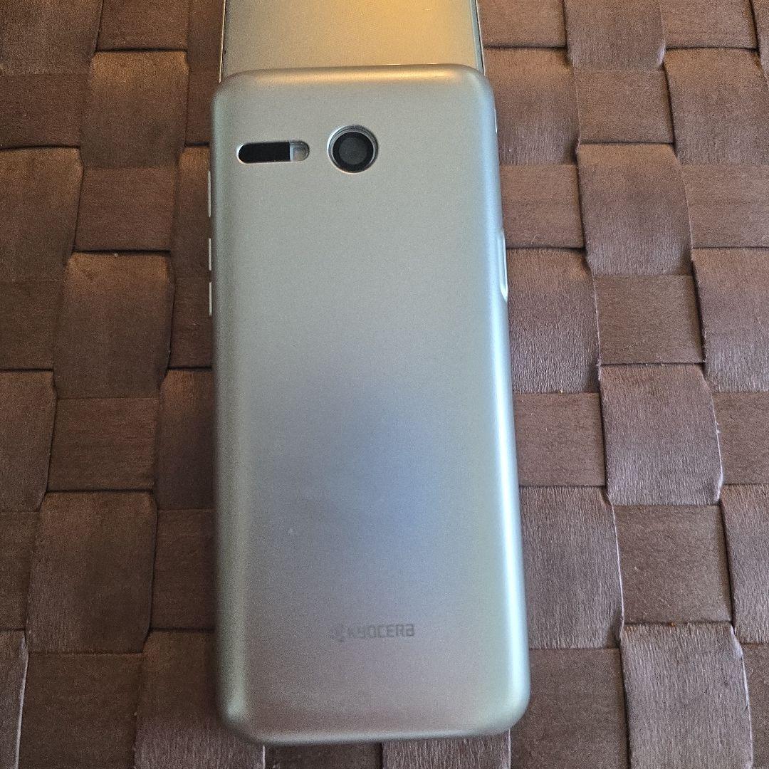 au KYF41 シルバー 折りたたみ式 au KYF41 シルバー折りたたみ携帯電話