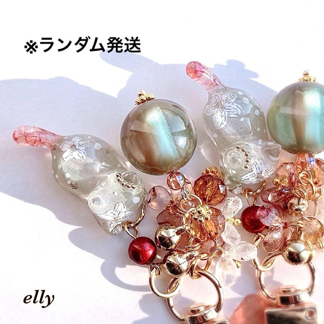 【りくみん様】1617.手染めビーズ　フラワー　蝶々　じゃれ猫　レジン　チャーム