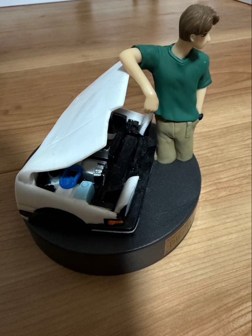 頭文字D タクミ stands beside AE86