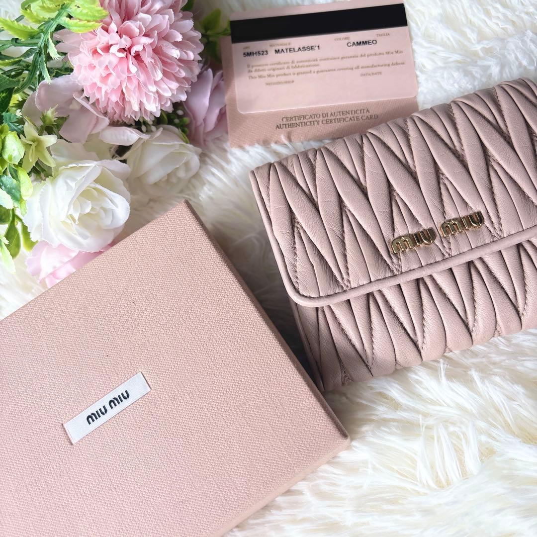 極美品✨ミュウミュウ マテラッセ 折り財布 ロゴ金具 コンパクト