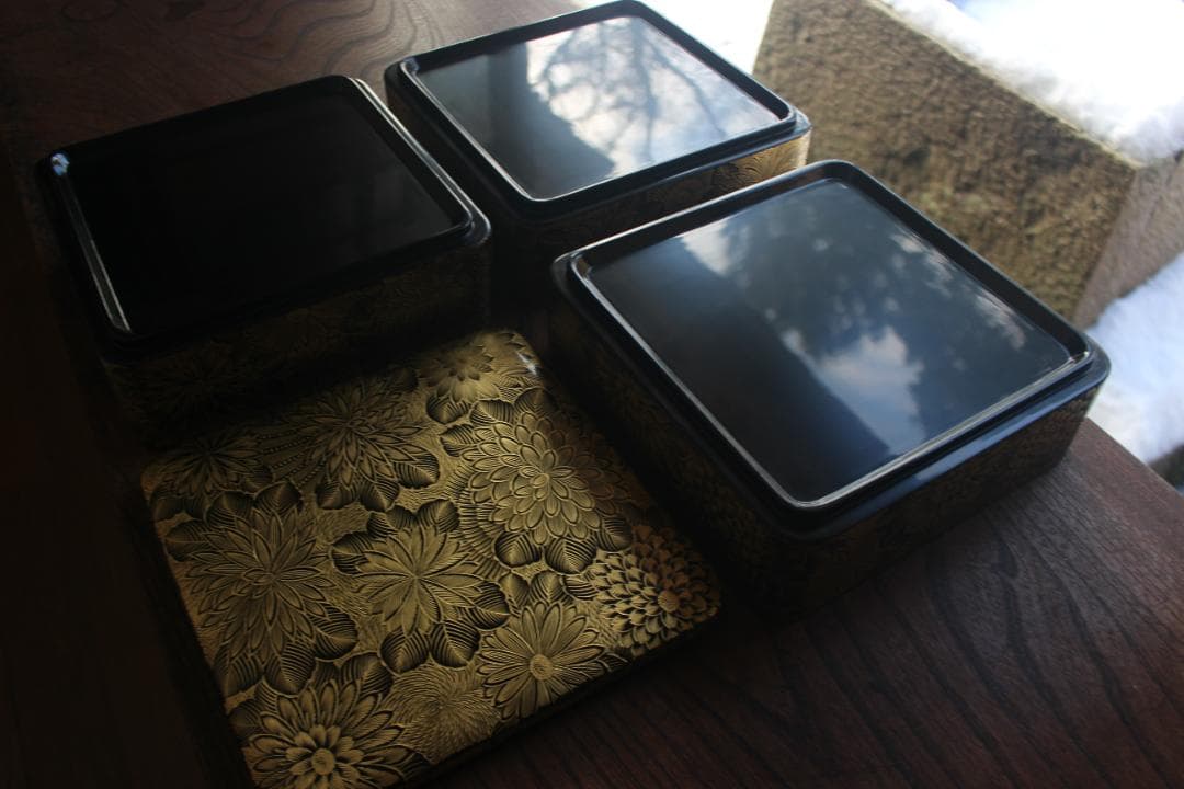 デッドストック！上質内朱黒漆に極上菊詰沈金の映える輪島塗三