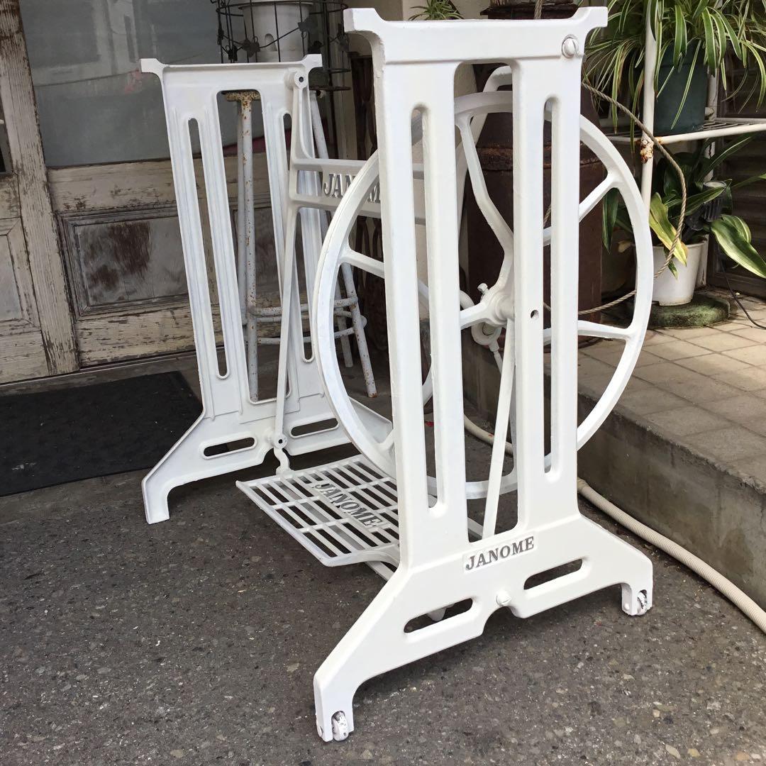 ジャノメ職業用足踏みミシン鉄脚　大型　 テーブルに！