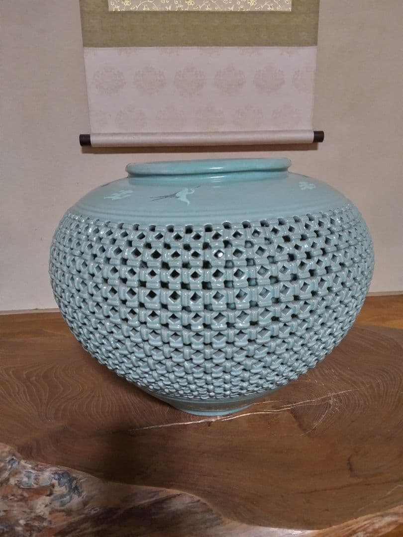 青磁編み目透かし壺
