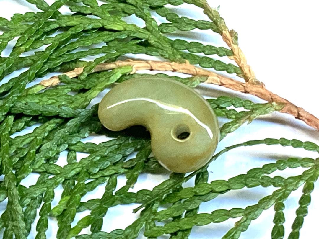 超極上レア物✳一番数少ない幻の幸運の黄色‼️ 糸魚川翡翠勾玉ガラス質