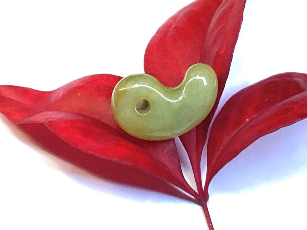 超極上レア物✳一番数少ない幻の幸運の黄色‼️ 糸魚川翡翠勾玉ガラス質