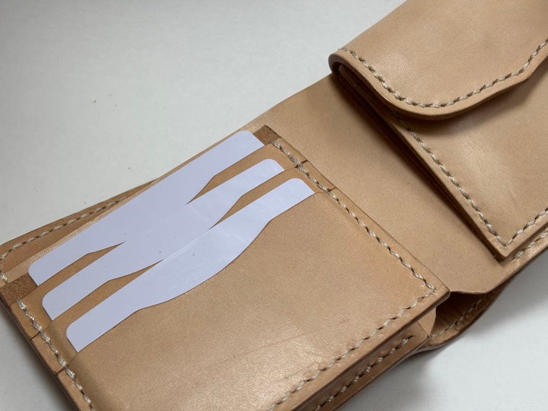 ヌメ革　二つ折り財布　カード収納11枚　レザーカービング　ハンドメイド