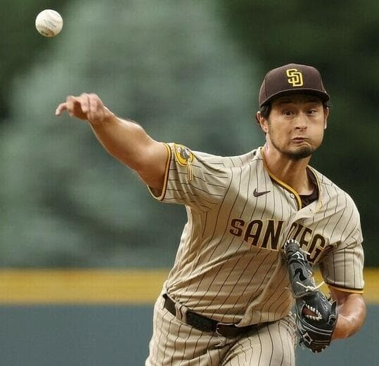 至宝】ダルビッシュ有☆直筆サインベースボール☆写真付き - メルカリ