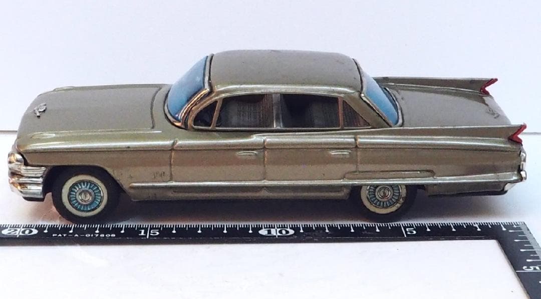 萬代屋【61 キャデラック デビル セダン黄土】ブリキtin toy car箱無