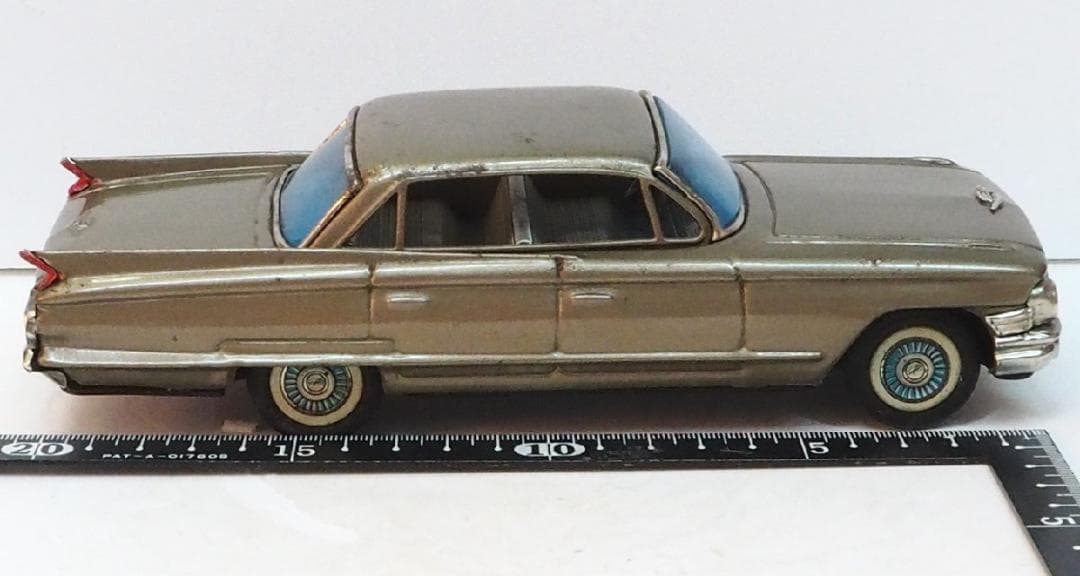 萬代屋【61 キャデラック デビル セダン黄土】ブリキtin toy car箱無