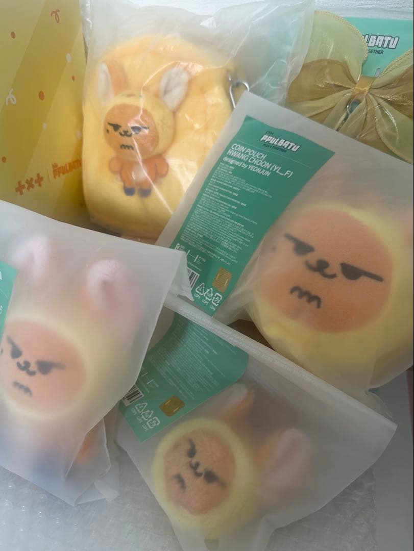 TXTファンチュン センイルフェイスキーリングポーチラキドロ缶バッジ