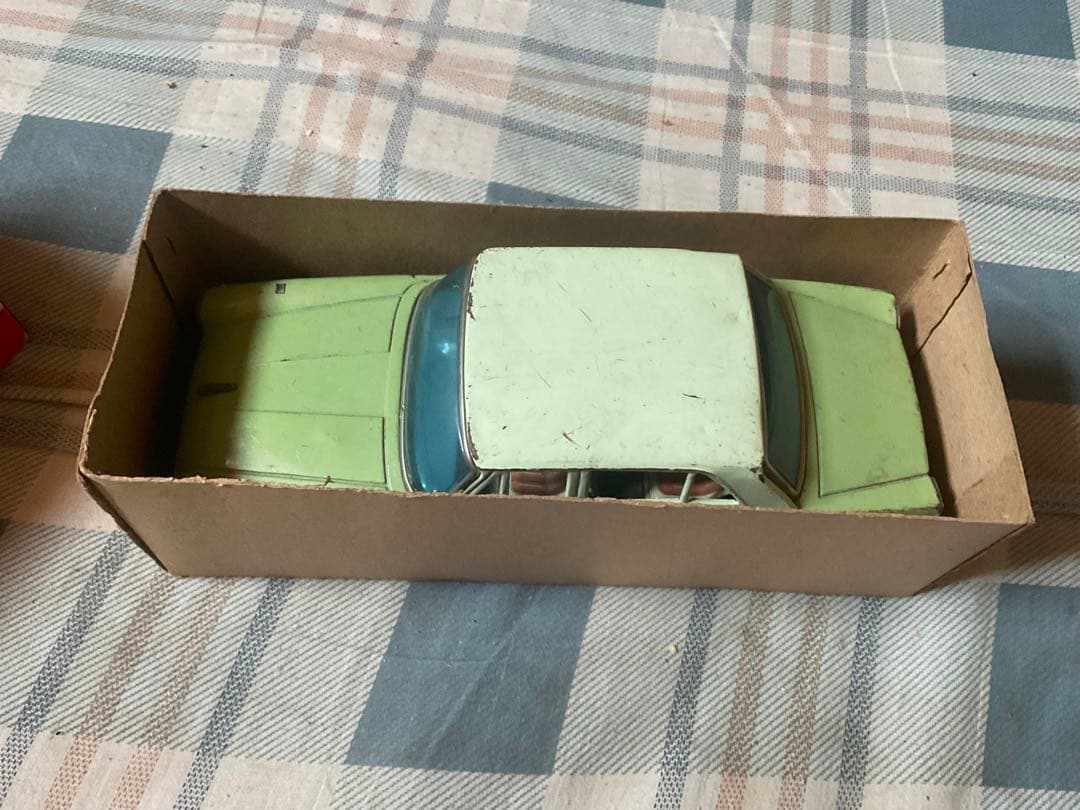 いすゞ・べレル／ブリキカー。バンダイ・ベイビー社製。【ミラー無し、僅かに錆その他