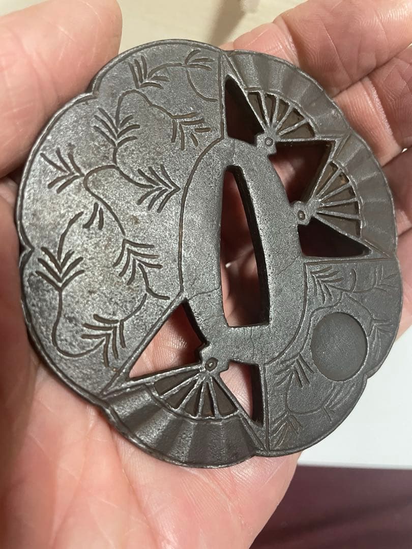 鉄地扇文透かし鍔　鍔飾り付き