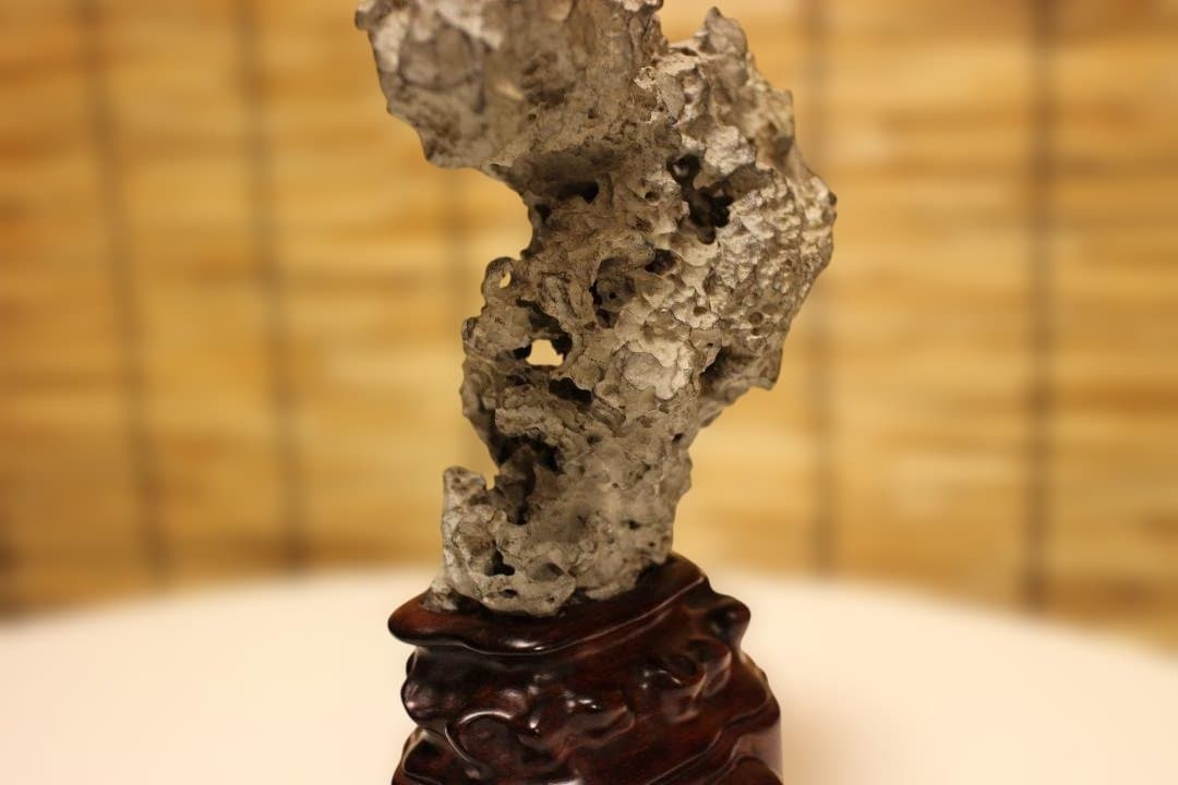 グレーの石彫刻 木製台座付き 太湖石 中国