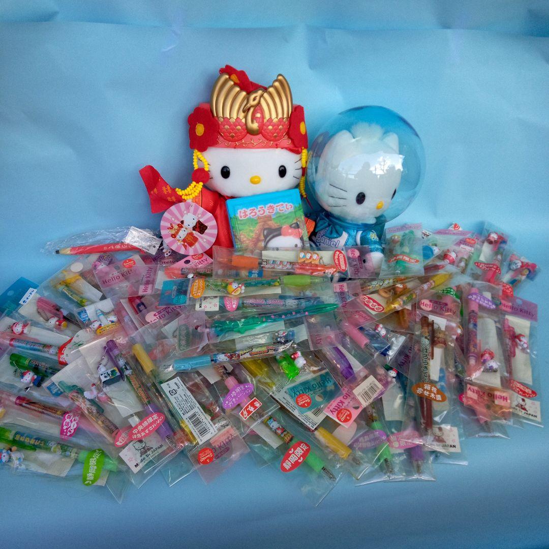 ハローキティちゃんのご当地ボールペン64本と、中国服、宇宙服の
