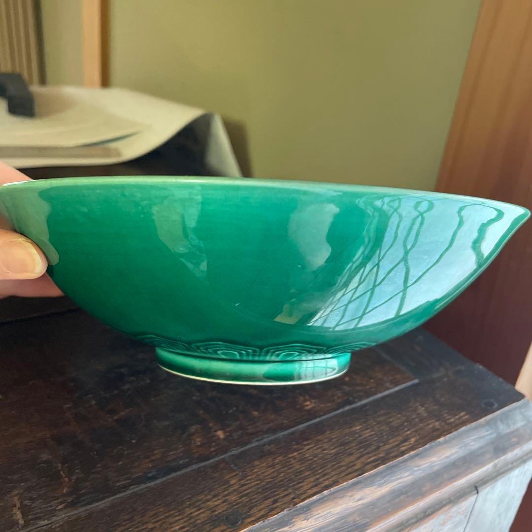 緑色の花柄浮彫り陶器ボウル