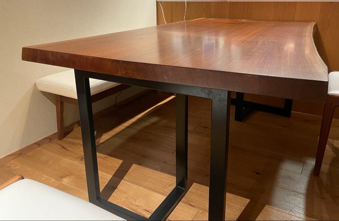 ウォールナットの一枚板テーブル