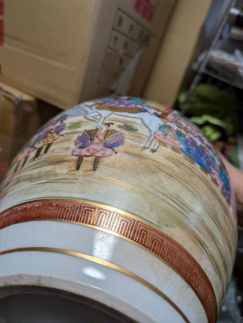 色彩豊かな陶器の花瓶、金彩九谷焼松星 美術品・アンティーク