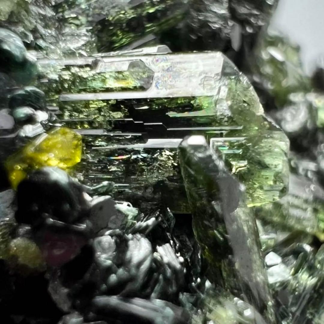 超珍品！アンドラダイトガーネット×ベスビアナイト×ダイオプサイト共生