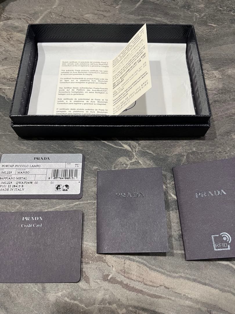 PRADA グリーン 二つ折り財布　サフィアーノ