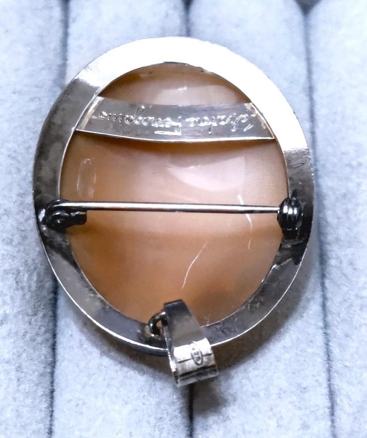 サルバトーレフェラガモ シェルカメオSV925ブローチ／トップ箱付き