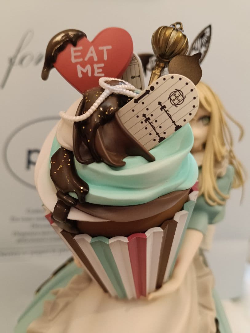 新品同様赤倉イラスト 不思議の国のアリスフィギュア初音ミク好きにロリィタメイド