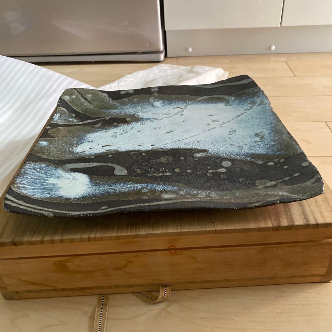 陶器製の黒と青のプレート