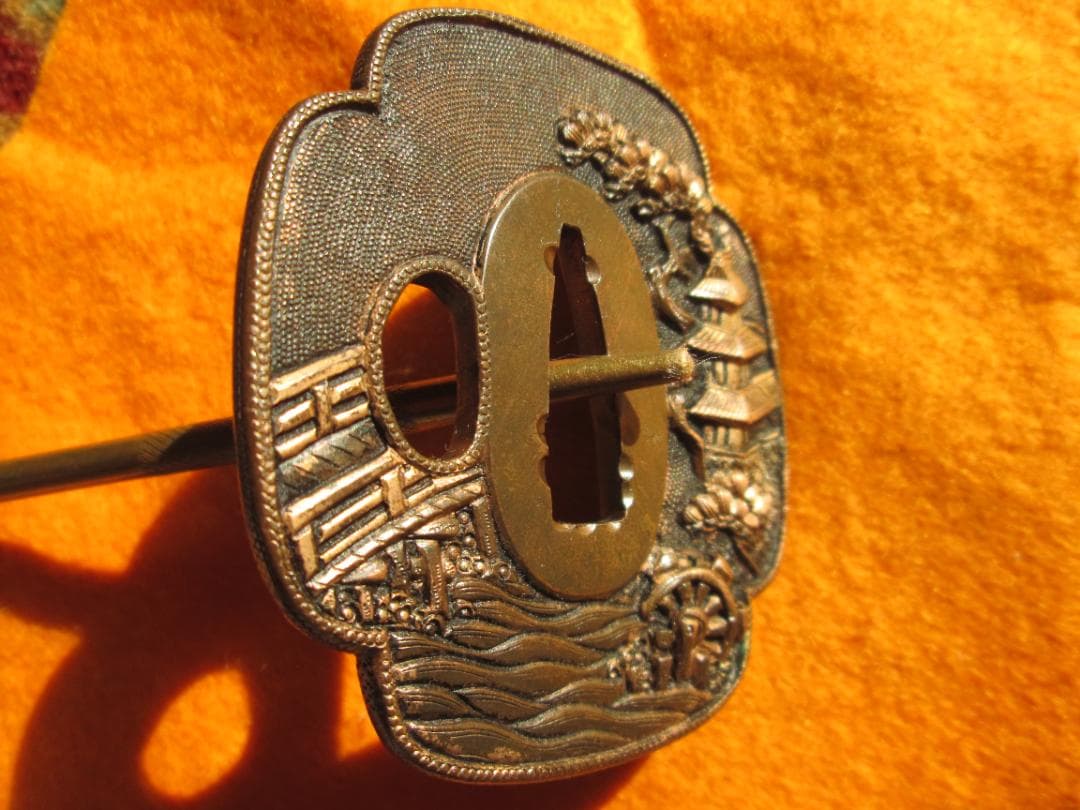 江戸金工師　銅地木瓜形鍔　象嵌　魚々子地　城郭　水車　橋　松　水辺