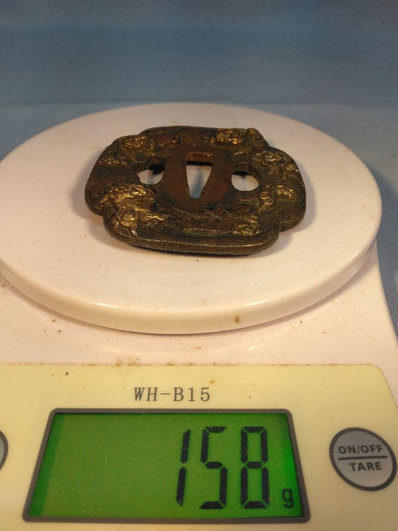 獅子と牡丹の高彫 魚々子　　鍔　鐔　刀装具