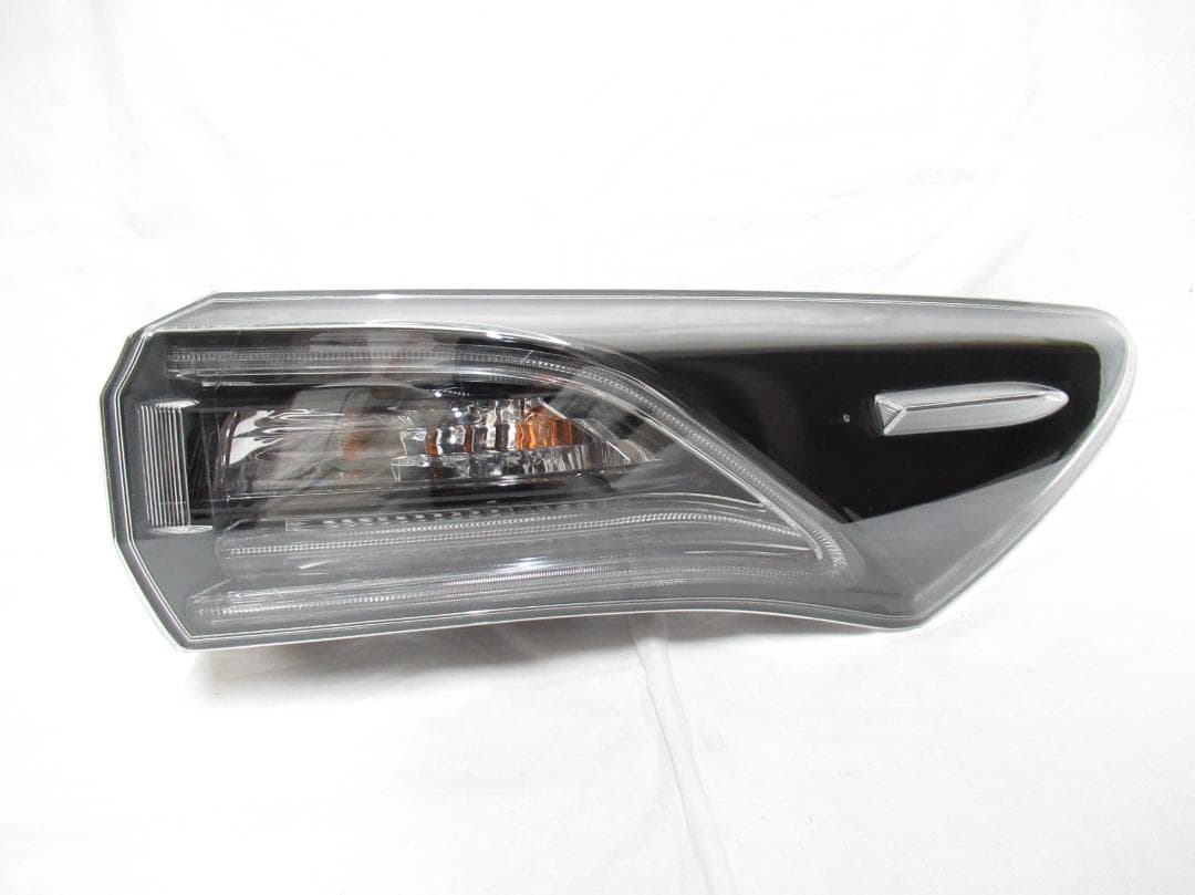 60 前期 ハリアー 右 外側 テールレンズ 60 前期 ハリアー 純正 右 外