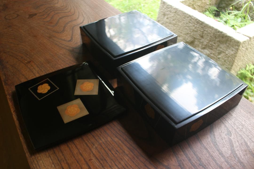 デッドストック！上質内朱黒漆に優美な梅蒔絵の映える二段