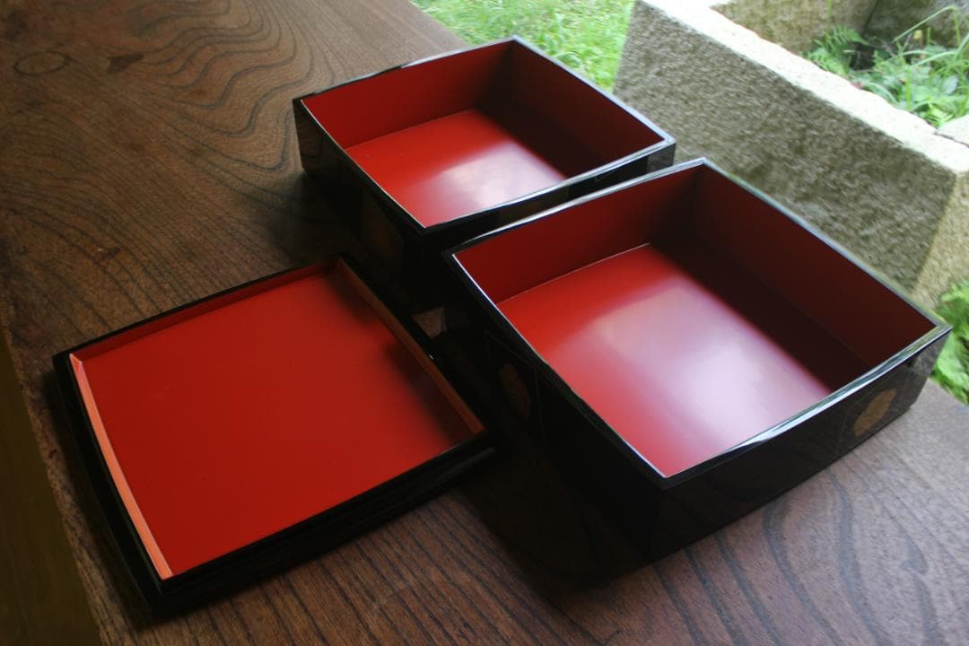 デッドストック！上質内朱黒漆に優美な梅蒔絵の映える二段