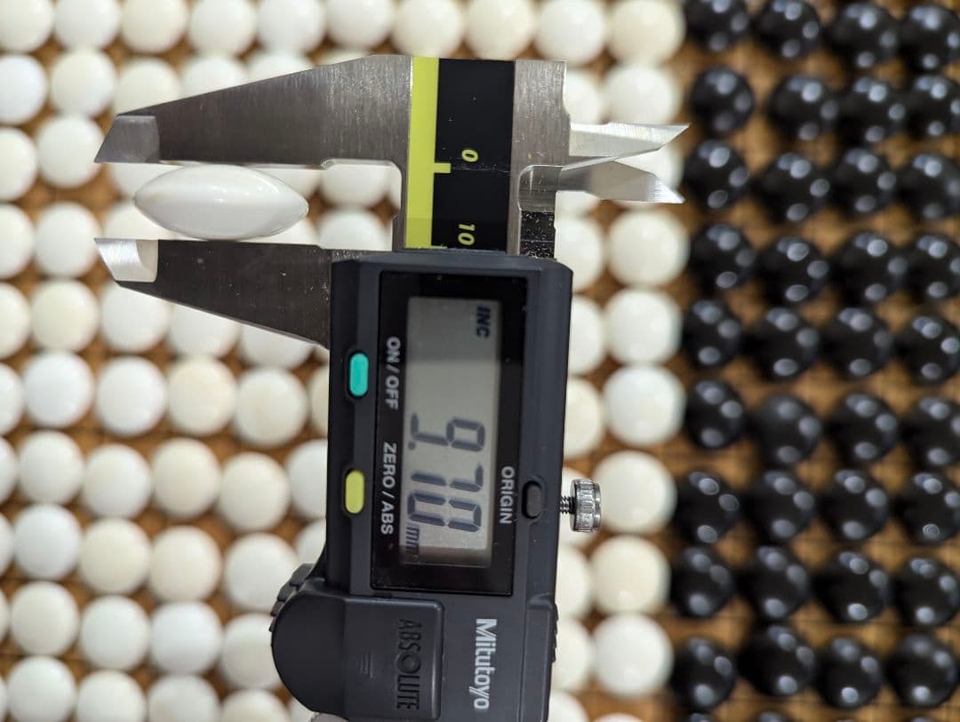 本格囲碁セット　基盤　蛤碁石　那智黒石　脚/へそ　桐のケース付き