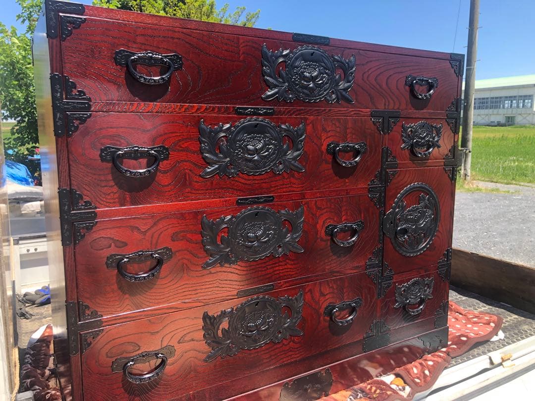 仙台箪笥 仙臺民藝 伊達箪笥 漆塗り 伝統的な彫刻付き木製