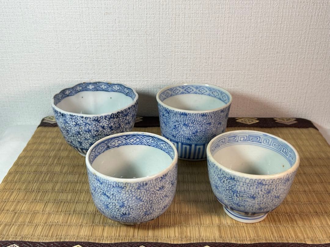 古伊万里染付　微塵唐草　花唐草 蕎麦猪口　向付け　まとめて4点 古伊万里 染付 微塵唐草 蕎麦猪口 輪花型向付 - 生活骨董と古布の