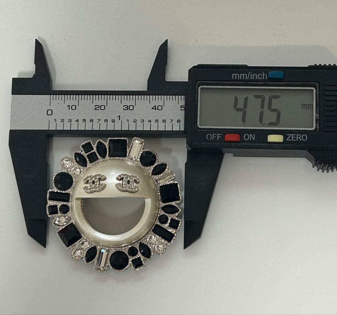 シャネル ココマーク スマイル ラインストーン ブローチ B17V - メルカリ