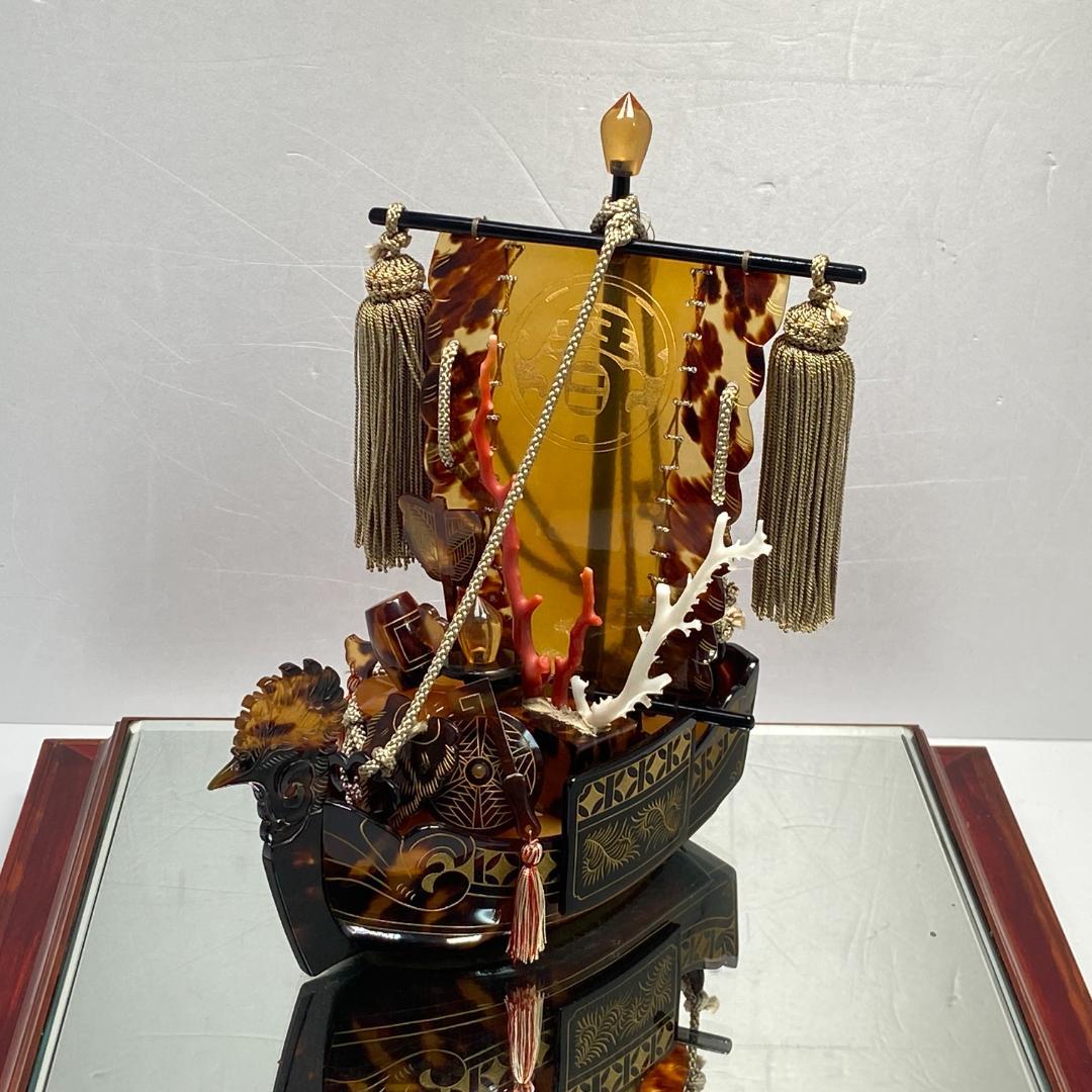 本鼈鳳凰宝船の置物 縁起物 オブジェ ガラスケース付き 本鼈甲 帆船