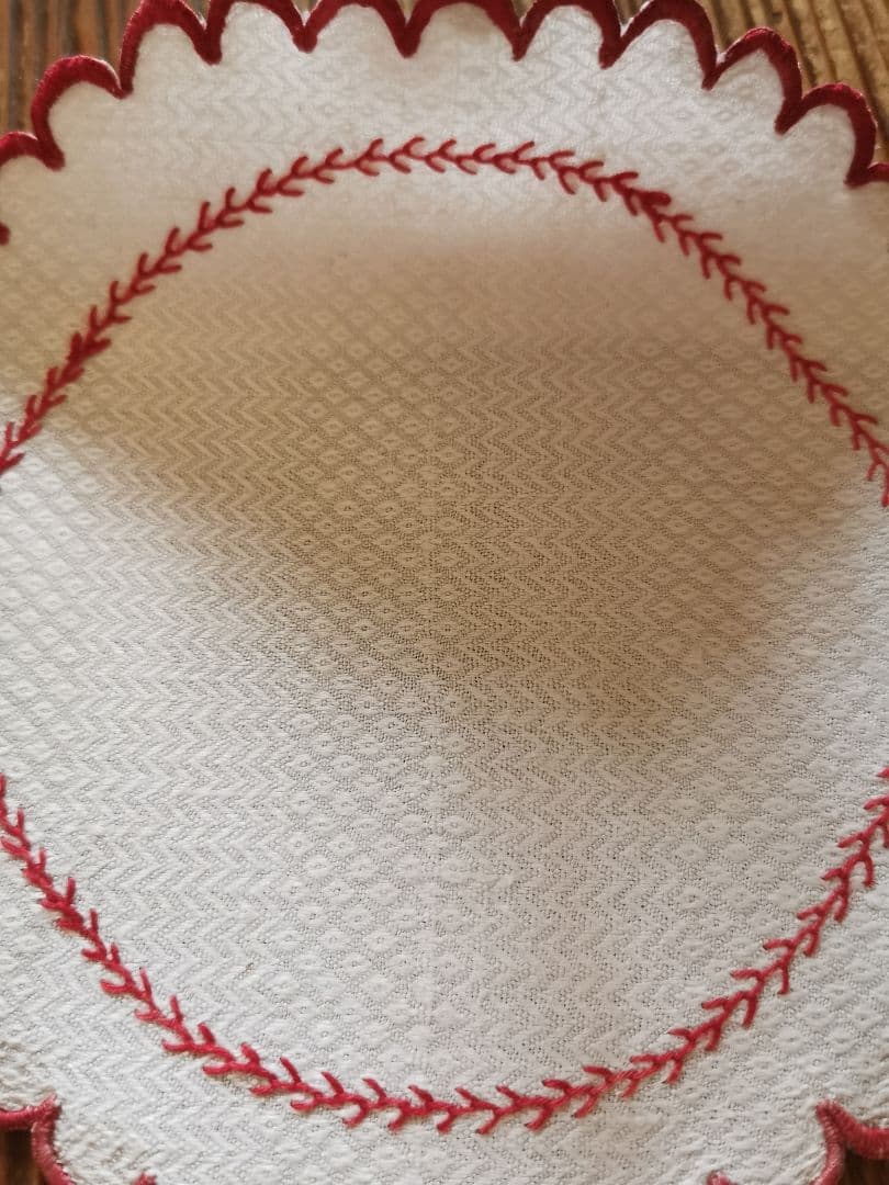 アンティークフランス ピケ風モチーフダマスク織❖〰️ 赤糸刺繍花型