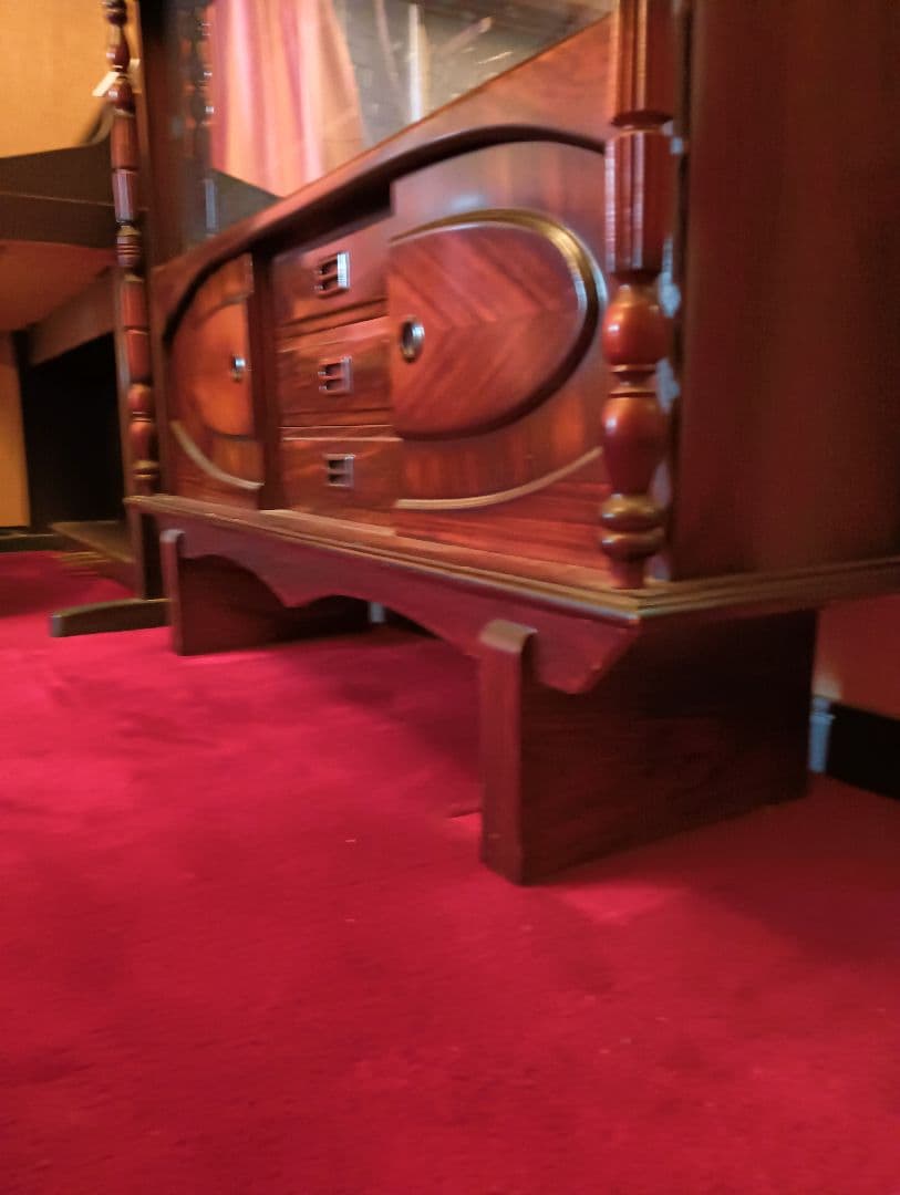 ダークブラウン 赤っぽいウッド ガラス扉キャビネット 昭和 レトロ