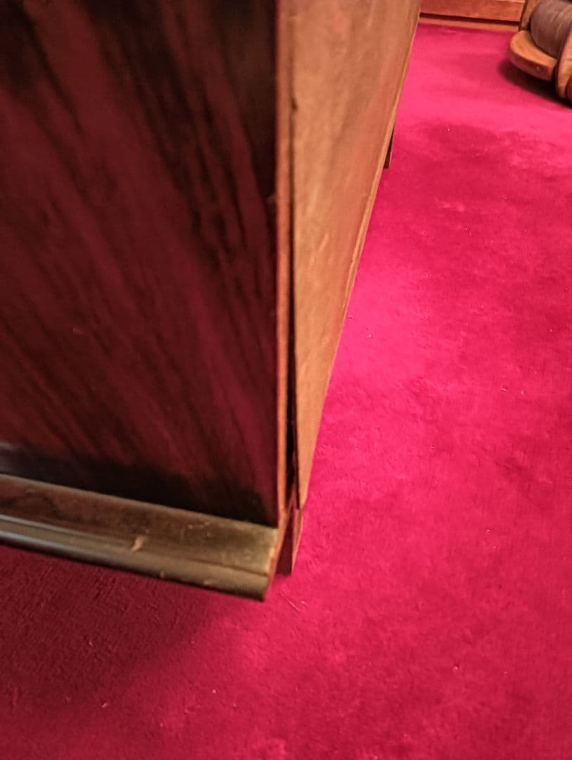 ダークブラウン 赤っぽいウッド ガラス扉キャビネット 昭和 レトロ